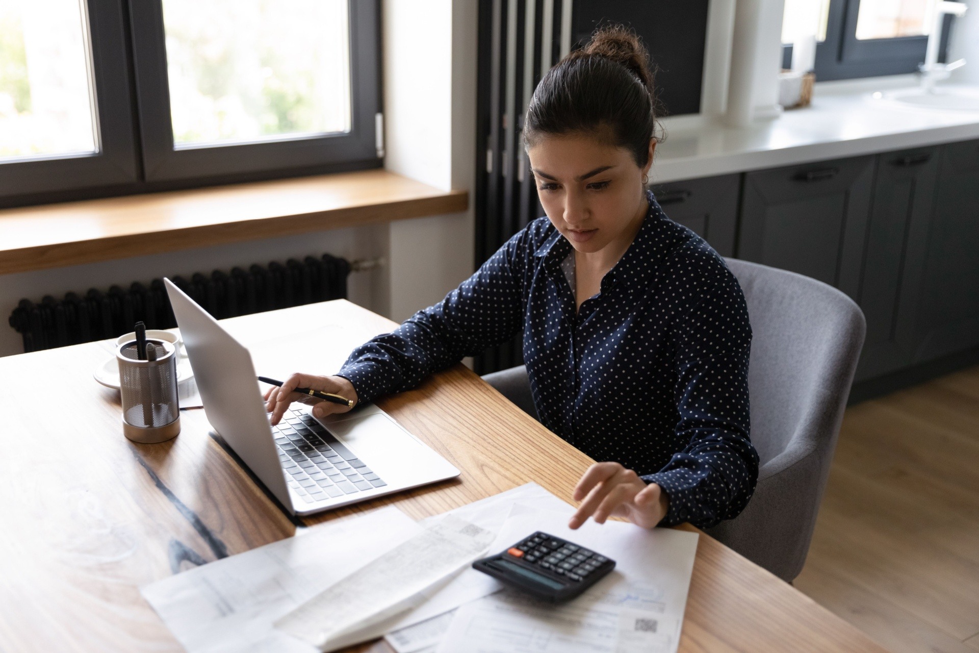 bookkeeper calculating their best bridging loan deposit